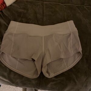 White Lululemon women’s shorts size 4/6 short